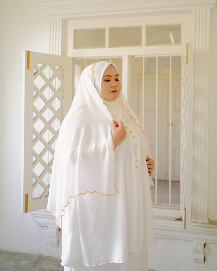 Nona Subaidah Button Kebarung (White)